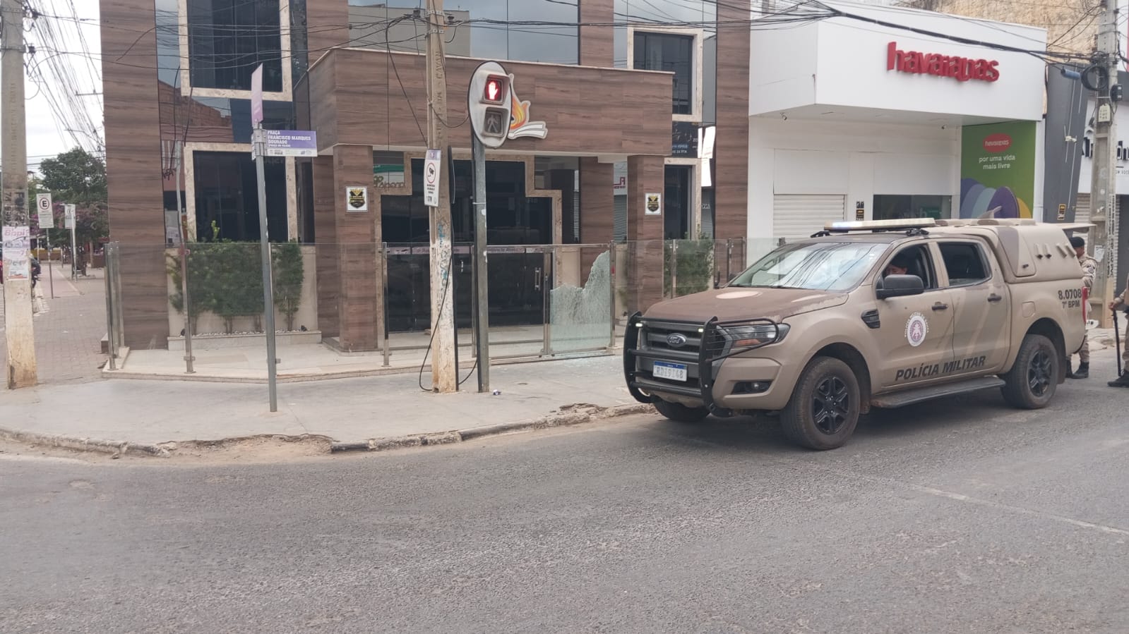 Igreja Assembleia de Deus é alvo de vândalo em Irecê e tem painel de vidro quebrado