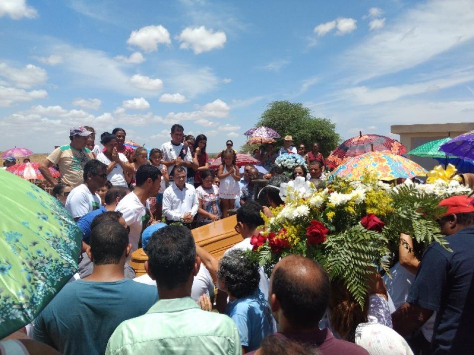 Dona Ivone Sobral é sepultada sob emoção e homenagens