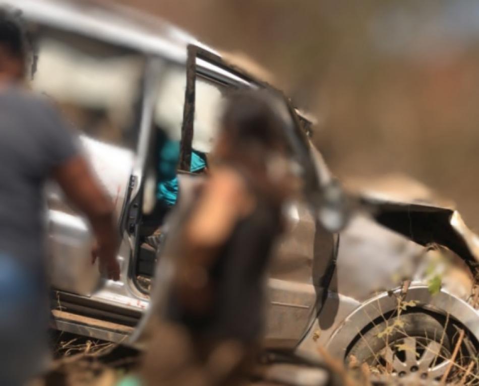 Três pessoas de Xique-Xique ficam feridas após motorista sair da pista e capotar carro próximo à cidade de Central 