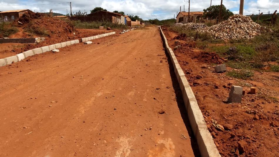 Gentio do Ouro: Prefeitura inicia pavimentação da rua Dilce Rodrigues, na sede